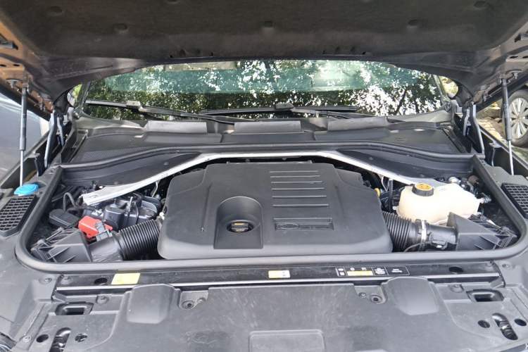 Used Land Rover Range 2024 3.0 L6 400 PS Prestige Extended Version 7-Seater Engine Bay