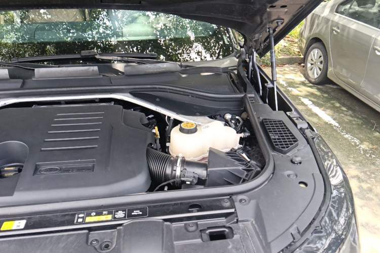 Used Land Rover Range 2024 3.0 L6 400 PS Prestige Extended Version 7-Seater Engine Bay Left