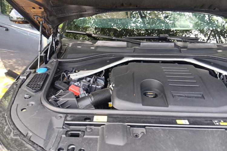 Used Land Rover Range 2024 3.0 L6 400 PS Prestige Extended Version 7-Seater Engine Bay Right