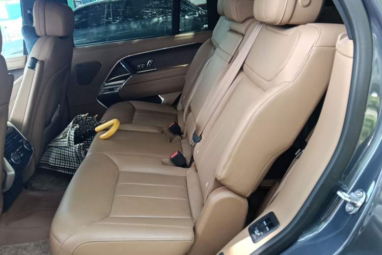 Used Land Rover Range 2024 3.0 L6 400 PS Prestige Extended Version 7-Seater Left Rear Seat