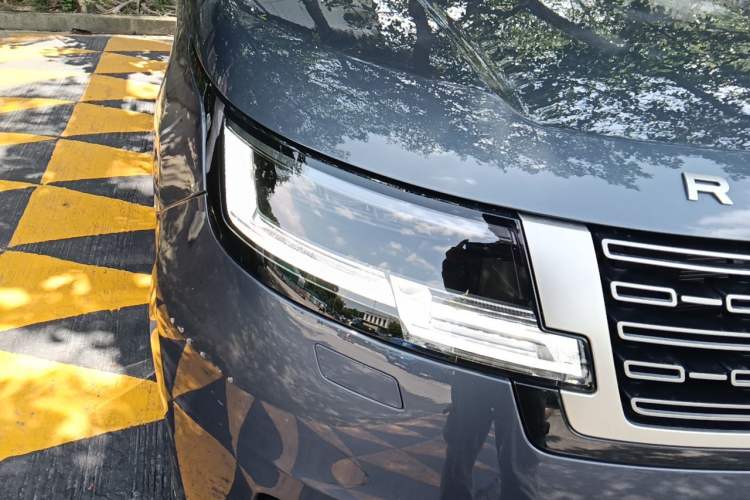 Used Land Rover Range 2024 3.0 L6 400 PS Prestige Extended Version 7-Seater Right Front Headlight