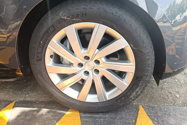 Used Land Rover Range 2024 3.0 L6 400 PS Prestige Extended Version 7-Seater Right Front Wheel Hub