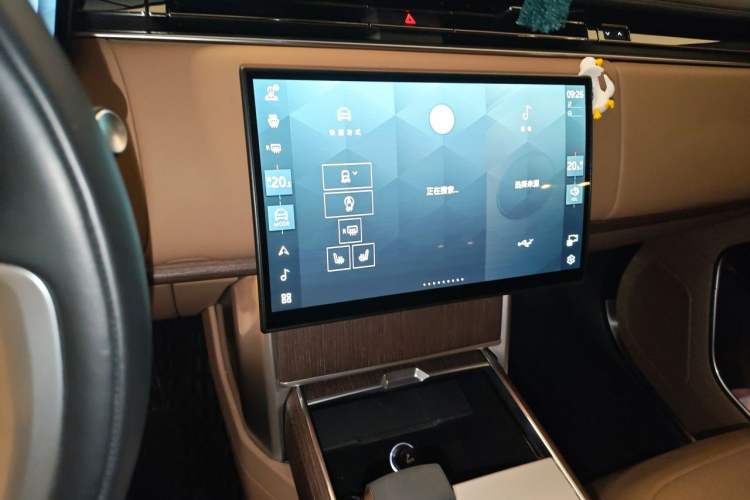 Used Land Rover Range 2024 3.0 L6 400 PS Extended Luxury Edition Audio And AC Panel