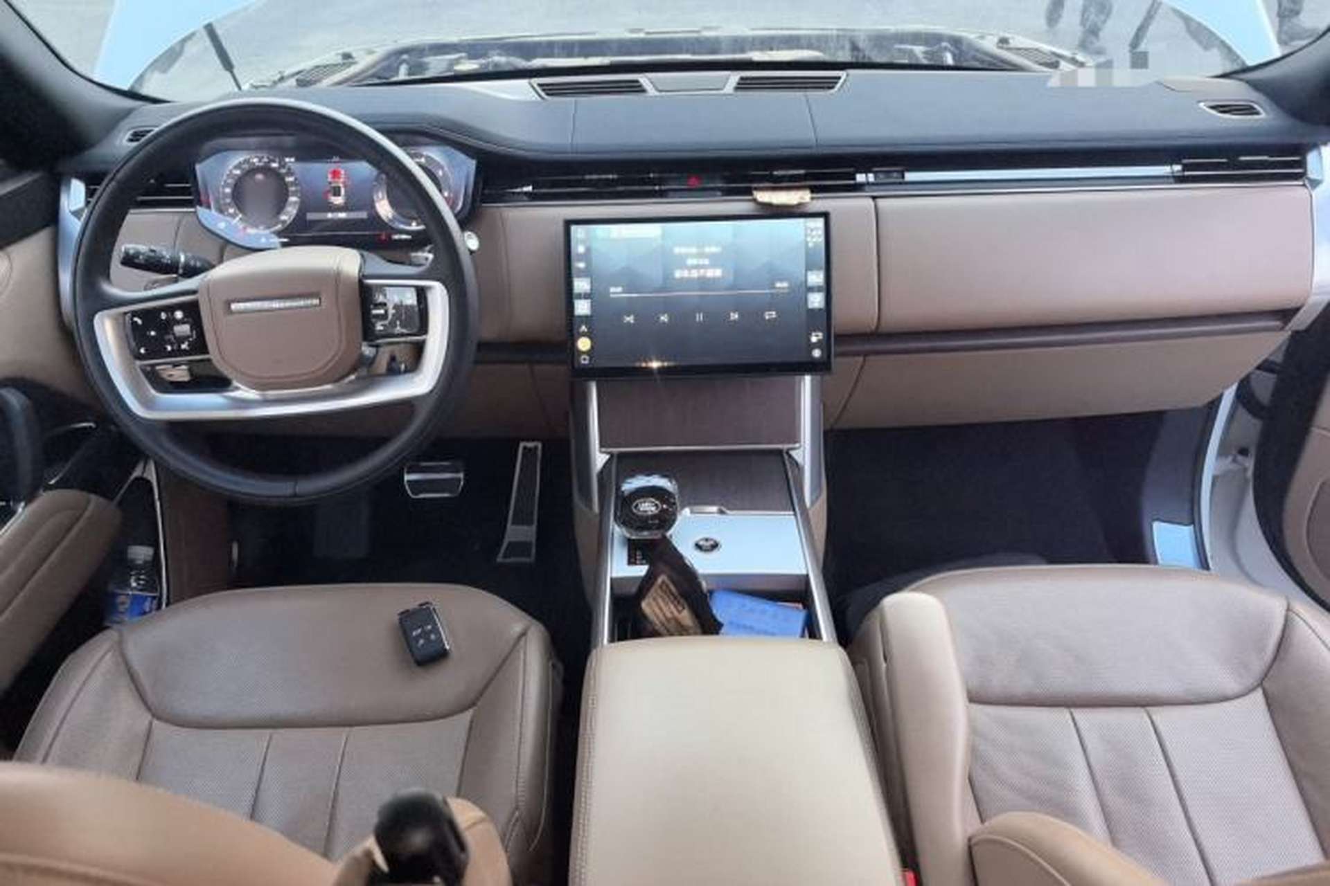 Used Land Rover Range 2024 3.0 L6 400 PS Prestige Extended Version 7-Seater Center Console