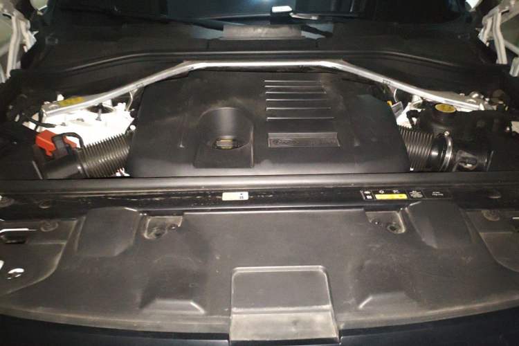 Used Land Rover Range 2024 3.0 L6 360 PS Grand Edition Engine Bay