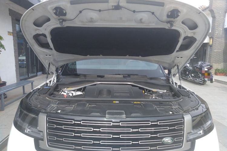 Used Land Rover Range 2024 3.0 L6 400 PS Prestige Extended Version 7-Seater Engine Bay