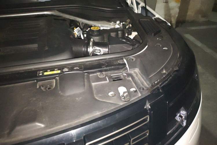 Used Land Rover Range 2024 3.0 L6 360 PS Grand Edition Engine Bay Left