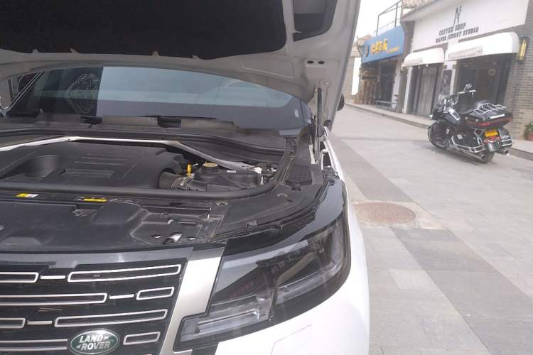 Used Land Rover Range 2024 3.0 L6 400 PS Prestige Extended Version 7-Seater Engine Bay Left