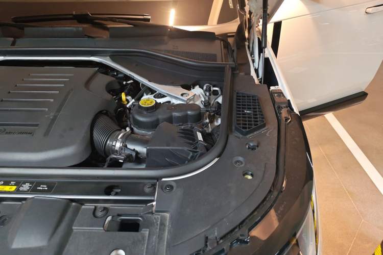 Used Land Rover Range 2024 3.0 L6 400 PS Extended Luxury Edition Engine Bay Left