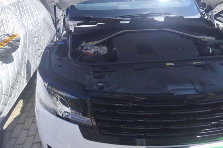 Used Land Rover Range 2024 3.0 L6 400 PS Extended Version Engine Bay Right