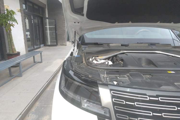 Used Land Rover Range 2024 3.0 L6 400 PS Prestige Extended Version 7-Seater Engine Bay Right