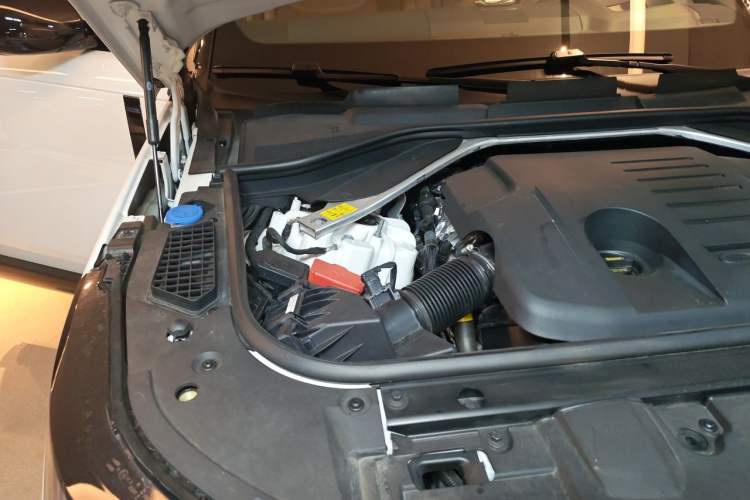 Used Land Rover Range 2024 3.0 L6 400 PS Extended Luxury Edition Engine Bay Right