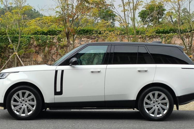 Used Land Rover Range 2024 3.0 L6 360 PS Grand Edition Exterior 3