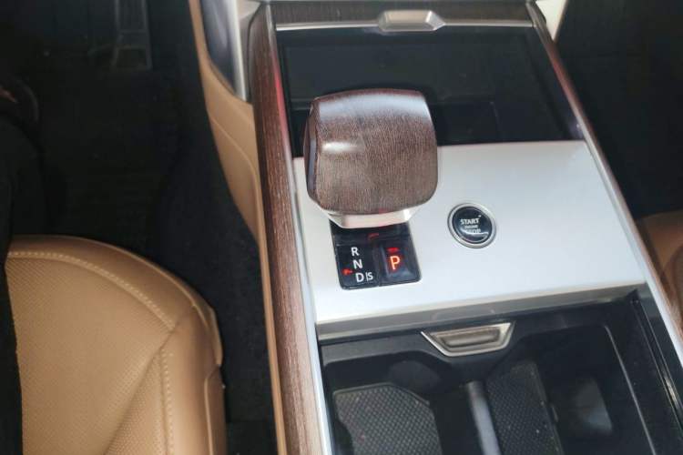 Used Land Rover Range 2024 3.0 L6 400 PS Prestige Extended Version 7-Seater Gear Lever