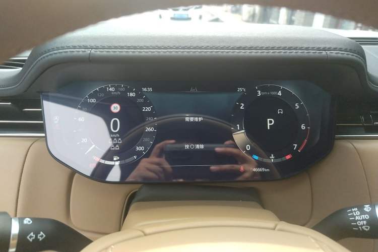 Used Land Rover Range 2024 3.0 L6 400 PS Prestige Extended Version 7-Seater Instrument Cluster
