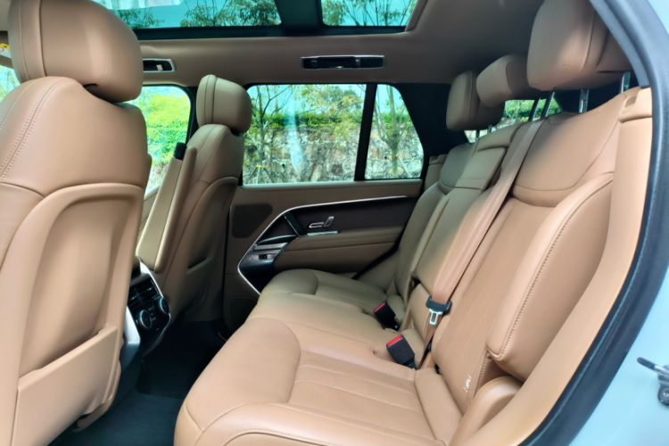 Used Land Rover Range 2024 3.0 L6 360 PS Grand Edition Interior 2