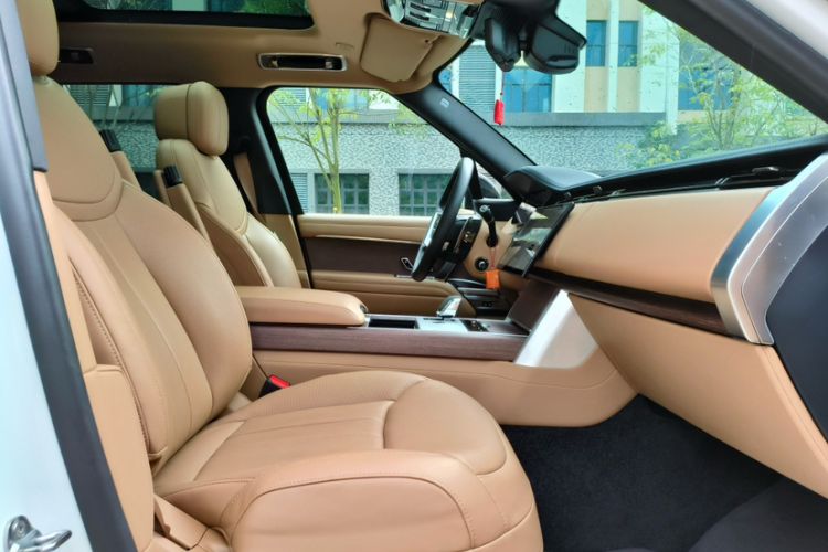 Used Land Rover Range 2024 3.0 L6 360 PS Grand Edition Interior 4