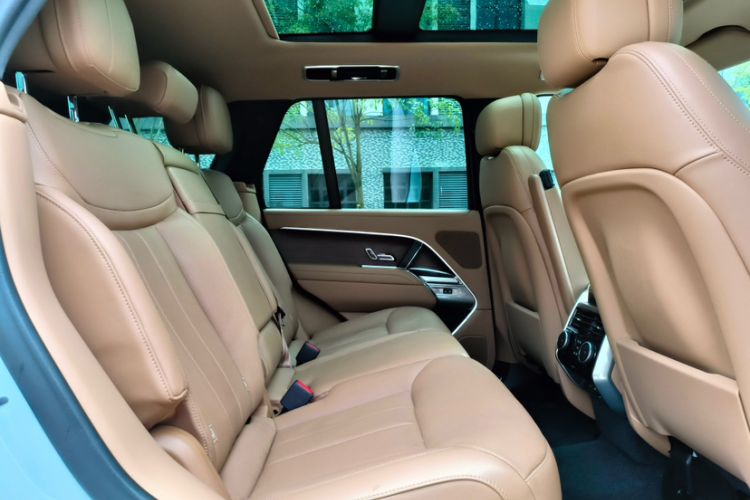 Used Land Rover Range 2024 3.0 L6 360 PS Grand Edition Interior 5