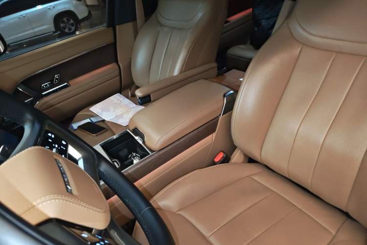Used Land Rover Range 2024 3.0 L6 400 PS Extended Luxury Edition Left Front Seat