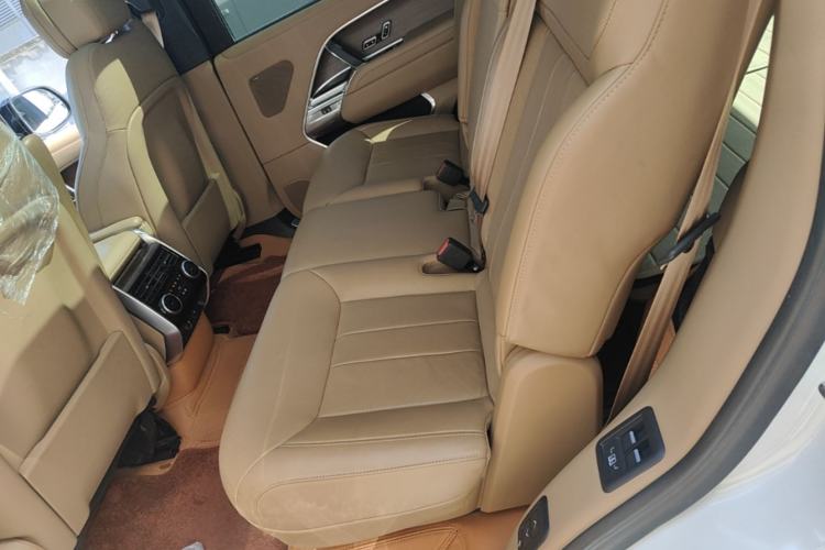 Used Land Rover Range 2024 3.0 L6 400 PS Prestige Extended Version 7-Seater Left Rear Seat