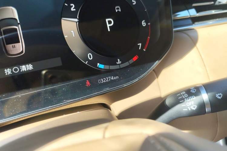 Used Land Rover Range 2024 3.0 L6 400 PS Extended Version Odometer Close Up