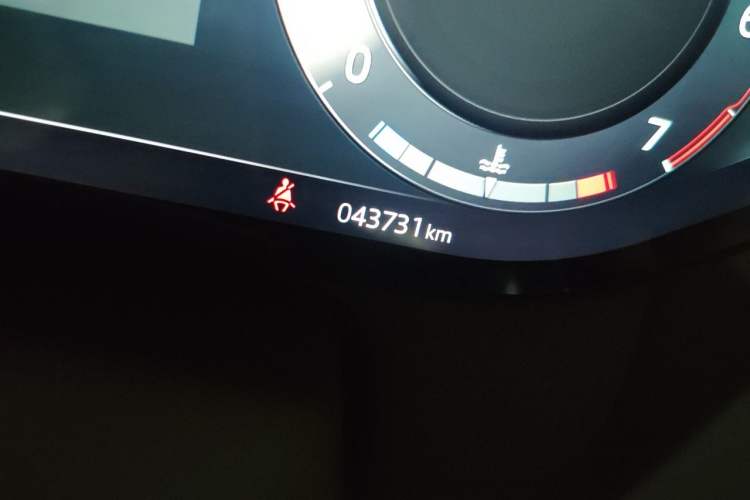 Used Land Rover Range 2024 3.0 L6 360 PS Grand Edition Odometer Close Up