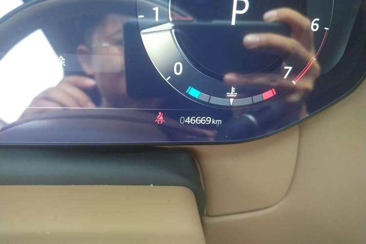 Used Land Rover Range 2024 3.0 L6 400 PS Prestige Extended Version 7-Seater Odometer Close Up