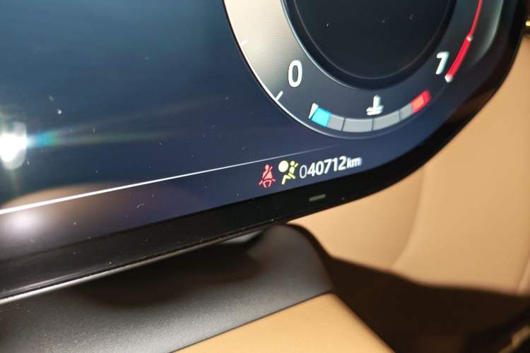 Used Land Rover Range 2024 3.0 L6 400 PS Extended Luxury Edition Odometer Close Up