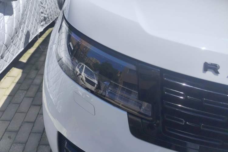 Used Land Rover Range 2024 3.0 L6 400 PS Extended Version Right Front Headlight