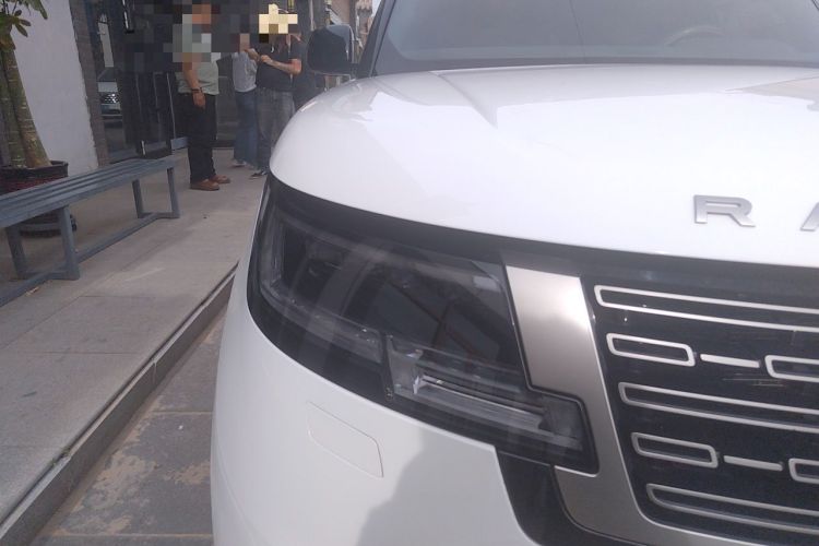 Used Land Rover Range 2024 3.0 L6 400 PS Prestige Extended Version 7-Seater Right Front Headlight