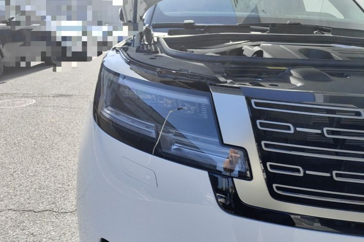 Used Land Rover Range 2024 3.0 L6 400 PS Prestige Extended Version 7-Seater Right Front Headlight