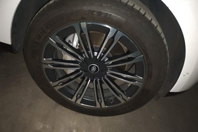 Used Land Rover Range 2024 3.0 L6 360 PS Grand Edition Right Front Wheel Hub