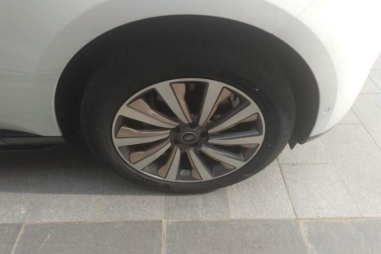 Used Land Rover Range 2024 3.0 L6 400 PS Prestige Extended Version 7-Seater Right Front Wheel Hub