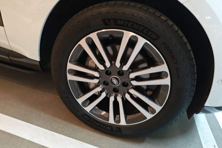 Used Land Rover Range 2024 3.0 L6 400 PS Extended Luxury Edition Right Front Wheel Hub