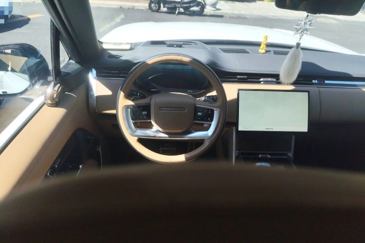 Used Land Rover Range 2024 3.0 L6 400 PS Extended Version Steering Wheel