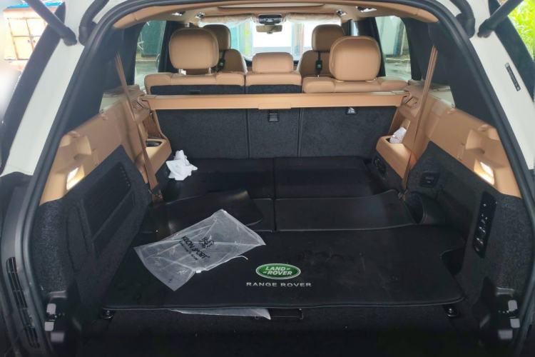Used Land Rover Range 2024 3.0 L6 400 PS Prestige Extended Version 7-Seater Trunk