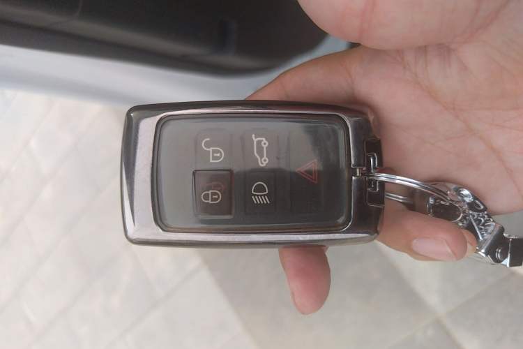 Used Land Rover Range 2024 3.0 L6 400 PS Prestige Extended Version 7-Seater Vehicle Key