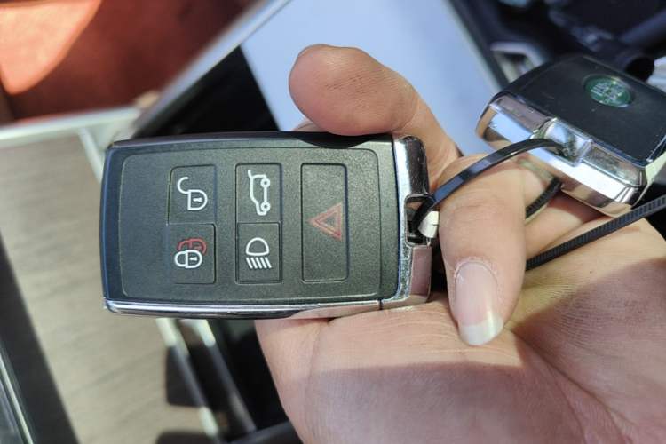 Used Land Rover Range 2024 3.0 L6 400 PS Prestige Extended Version 7-Seater Vehicle Key