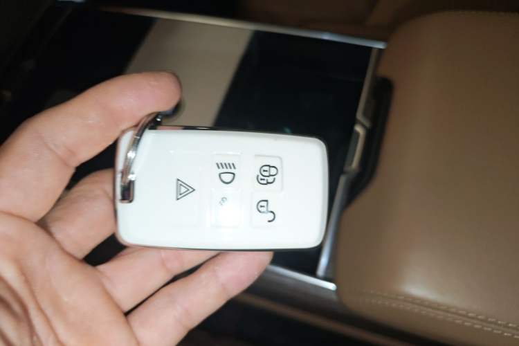 Used Land Rover Range 2024 3.0 L6 400 PS Extended Luxury Edition Vehicle Key