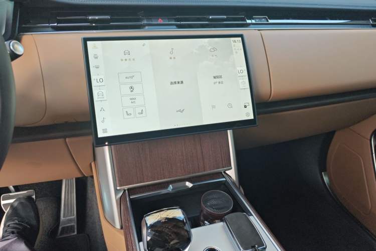 Used Land Rover Range 2025 3.0 L6 400 PS Extended Luxury Edition Audio And AC Panel