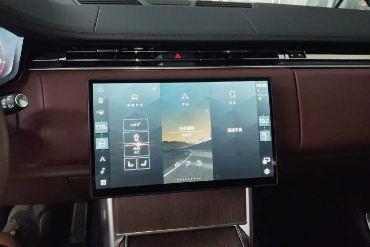Used Land Rover Range 2025 3.0 L6 400 PS Extended Luxury Edition Audio And AC Panel