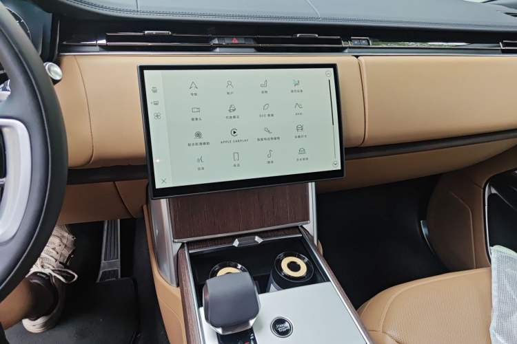 Used Land Rover Range 2025 3.0 L6 400 PS Extended Luxury Edition Audio And AC Panel