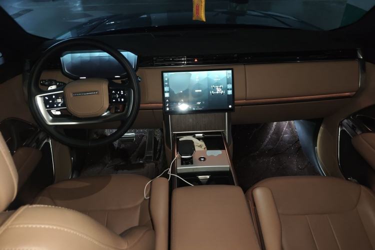 Used Land Rover Range 2025 3.0 L6 400 PS Extended Luxury Edition Center Console