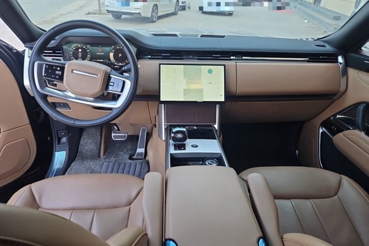 Used Land Rover Range 2025 3.0 L6 400 PS Extended Luxury Edition Center Console