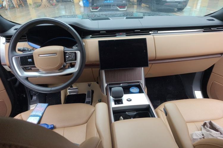 Used Land Rover Range 2025 3.0 L6 400 PS Extended Luxury Edition Center Console