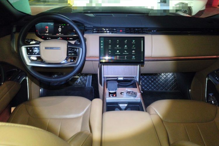 Used Land Rover Range 2025 3.0 L6 400 PS Extended Luxury Version 7-Seater Center Console