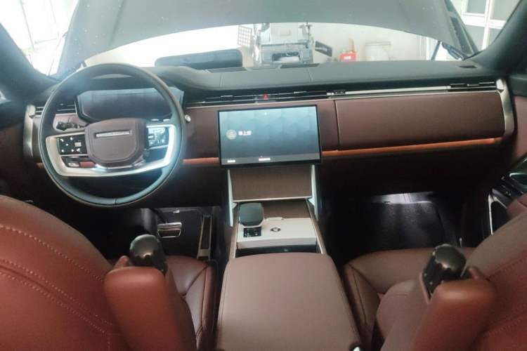 Used Land Rover Range 2025 3.0 L6 400 PS Extended Luxury Edition Center Console