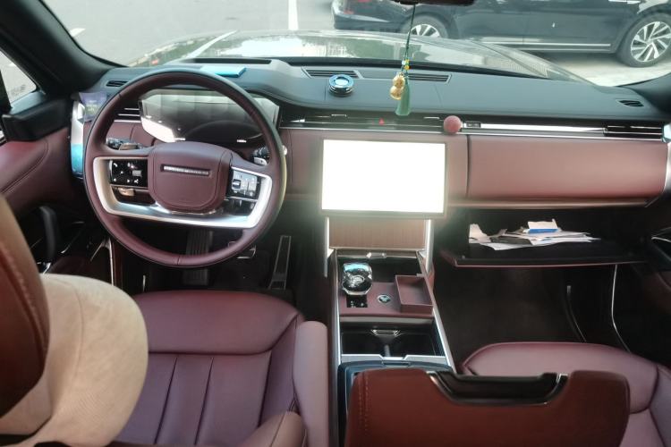 Used Land Rover Range 2025 3.0 L6 400 PS Extended-Length Genesis Edition Center Console