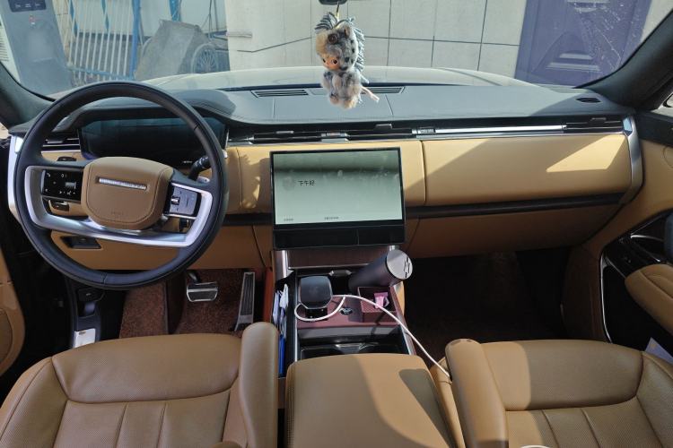 Used Land Rover Range 2025 3.0 L6 400 PS Extended Luxury Version 7-Seater Center Console