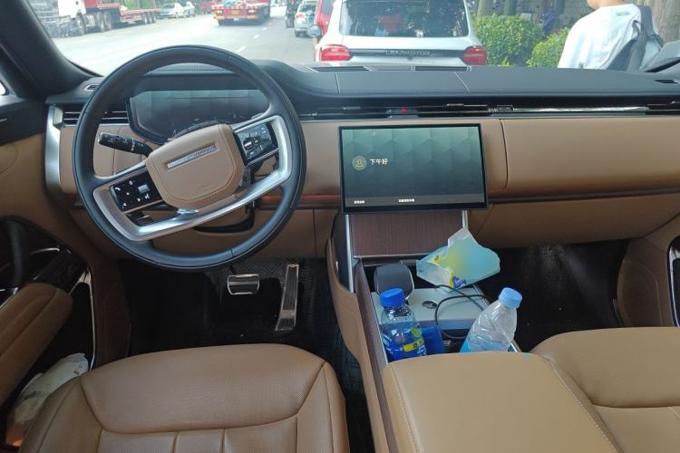 Used Land Rover Range 2025 3.0 L6 400 PS Extended Luxury Edition Center Console